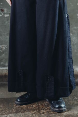 3/27 | State of Chaos Spring 2027 Menswear Details | Photo: María Viacava | Courtesy of State of Chaos State of Chaos Spring 2027 Menswear Details | Photo: María Viacava | Courtesy of State of Chaos