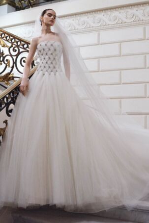 7/51 | Elie Saab Spring 2027 Bridal | Courtesy of Elie Saab Elie Saab Spring 2027 Bridal | Courtesy of Elie Saab