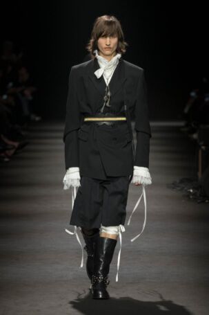 2/42 | Ann Demeulemeester Fall 2026 | Photo: NOWFASHION.com Ann Demeulemeester Fall 2026 | Photo: NOWFASHION.com