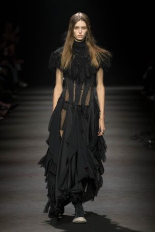 3/42 | Ann Demeulemeester Fall 2026 | Photo: NOWFASHION.com Ann Demeulemeester Fall 2026 | Photo: NOWFASHION.com