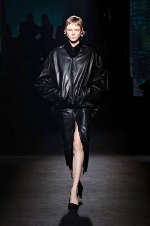 1/82 | Balenciaga Fall 2026 | Photo: NOWFASHION.com Balenciaga Fall 2026 | Photo: NOWFASHION.com