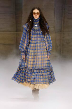 7/56 | Chloé Fall 2026 | Photo: NOWFASHION.com Chloé Fall 2026 | Photo: NOWFASHION.com