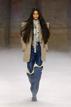 8/56 | Chloé Fall 2026 | Photo: NOWFASHION.com Chloé Fall 2026 | Photo: NOWFASHION.com