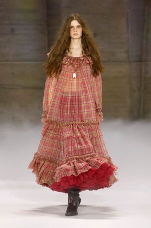 9/56 | Chloé Fall 2026 | Photo: NOWFASHION.com Chloé Fall 2026 | Photo: NOWFASHION.com