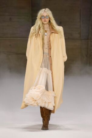 10/56 | Chloé Fall 2026 | Photo: NOWFASHION.com Chloé Fall 2026 | Photo: NOWFASHION.com