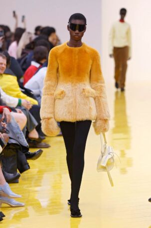 2/67 | Loewe Fall 2026 | Photo: NOWFASHION.com Loewe Fall 2026 | Photo: NOWFASHION.com