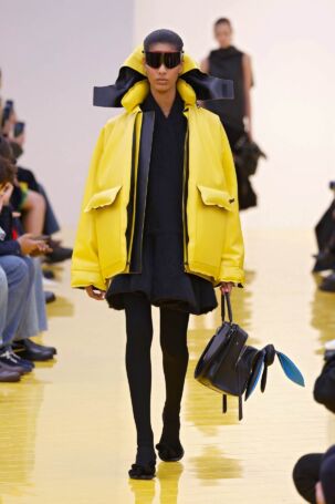 10/67 | Loewe Fall 2026 | Photo: NOWFASHION.com Loewe Fall 2026 | Photo: NOWFASHION.com
