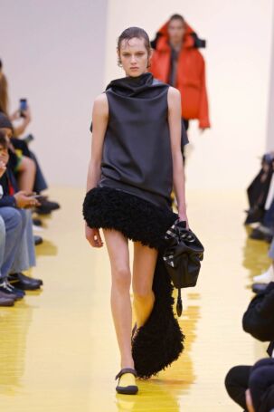 11/67 | Loewe Fall 2026 | Photo: NOWFASHION.com Loewe Fall 2026 | Photo: NOWFASHION.com