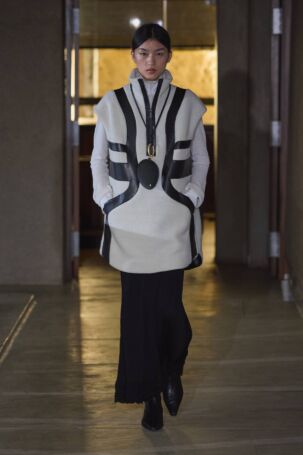9/44 | Mame Kurogouchi Fall 2026 | Photo: Collective Parade | Courtesy of Mame Kurogouchi Mame Kurogouchi Fall 2026 | Photo: Collective Parade | Courtesy of Mame Kurogouchi