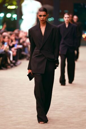 1/51 | Saint Laurent Fall 2026 | Photo: NOWFASHION.com Saint Laurent Fall 2026 | Photo: NOWFASHION.com