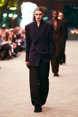 2/51 | Saint Laurent Fall 2026 | Photo: NOWFASHION.com Saint Laurent Fall 2026 | Photo: NOWFASHION.com