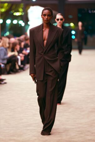 3/51 | Saint Laurent Fall 2026 | Photo: NOWFASHION.com Saint Laurent Fall 2026 | Photo: NOWFASHION.com