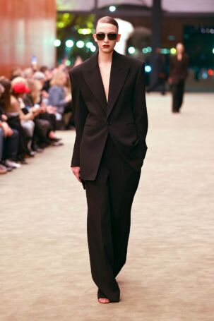 4/51 | Saint Laurent Fall 2026 | Photo: NOWFASHION.com Saint Laurent Fall 2026 | Photo: NOWFASHION.com