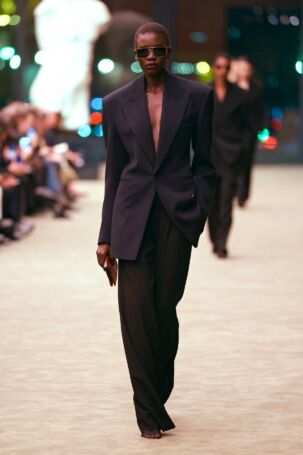 6/51 | Saint Laurent Fall 2026 | Photo: NOWFASHION.com Saint Laurent Fall 2026 | Photo: NOWFASHION.com