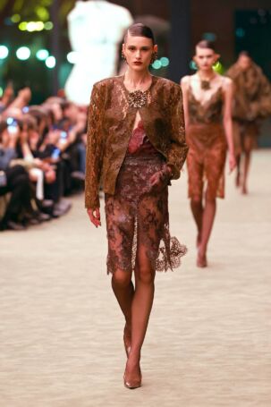 9/51 | Saint Laurent Fall 2026 | Photo: NOWFASHION.com Saint Laurent Fall 2026 | Photo: NOWFASHION.com