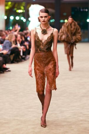 10/51 | Saint Laurent Fall 2026 | Photo: NOWFASHION.com Saint Laurent Fall 2026 | Photo: NOWFASHION.com