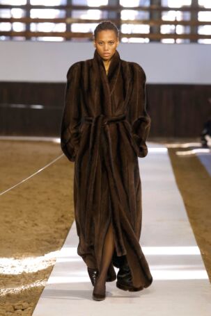 1/52 | Stella McCartney Fall 2026 | Photo: NOWFASHION.com Stella McCartney Fall 2026 | Photo: NOWFASHION.com