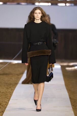 2/52 | Stella McCartney Fall 2026 | Photo: NOWFASHION.com Stella McCartney Fall 2026 | Photo: NOWFASHION.com