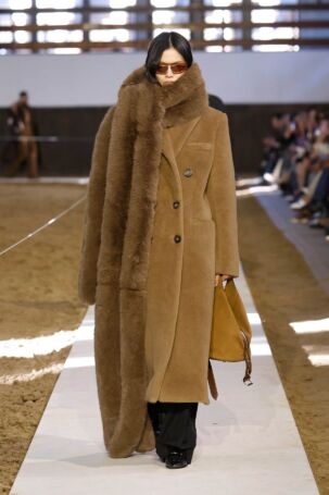 3/52 | Stella McCartney Fall 2026 | Photo: NOWFASHION.com Stella McCartney Fall 2026 | Photo: NOWFASHION.com