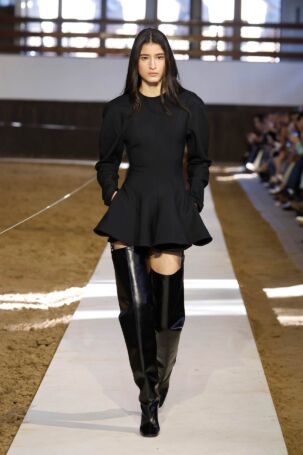 6/52 | Stella McCartney Fall 2026 | Photo: NOWFASHION.com Stella McCartney Fall 2026 | Photo: NOWFASHION.com
