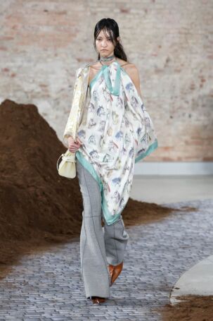 4/52 | Moschino Fall 2026 | Photo: NOWFASHION.com Moschino Fall 2026 | Photo: NOWFASHION.com