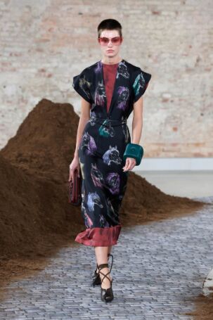 5/52 | Moschino Fall 2026 | Photo: NOWFASHION.com Moschino Fall 2026 | Photo: NOWFASHION.com