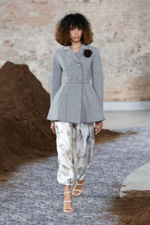 6/52 | Moschino Fall 2026 | Photo: NOWFASHION.com Moschino Fall 2026 | Photo: NOWFASHION.com