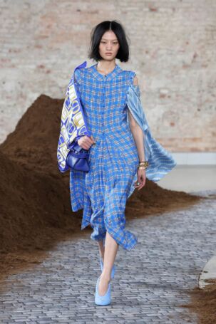 10/52 | Moschino Fall 2026 | Photo: NOWFASHION.com Moschino Fall 2026 | Photo: NOWFASHION.com