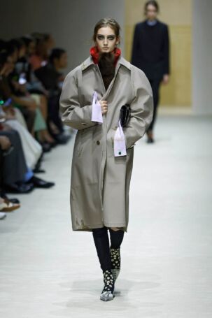 2/63 | Prada Fall 2026 | Photo: NOWFASHION.com Prada Fall 2026 | Photo: NOWFASHION.com