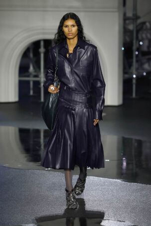 5/55 | Burberry Fall 2026 | Photo: NOWFASHION.com Burberry Fall 2026 | Photo: NOWFASHION.com