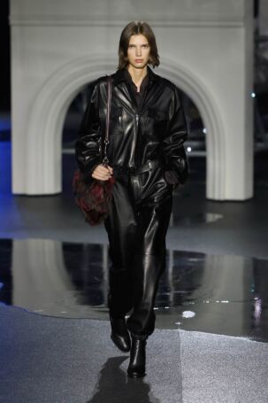 6/55 | Burberry Fall 2026 | Photo: NOWFASHION.com Burberry Fall 2026 | Photo: NOWFASHION.com