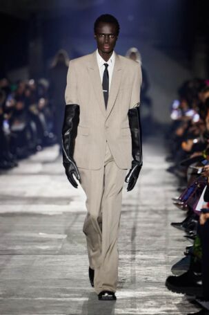 3/25 | John Lawrence Sullivan Fall 2026 | Photo: Finnegan Koichi Godenschweger | Courtesy of Berlin Fashion Week John Lawrence Sullivan Fall 2026 | Photo: Finnegan Koichi Godenschweger | Courtesy of Berlin Fashion Week