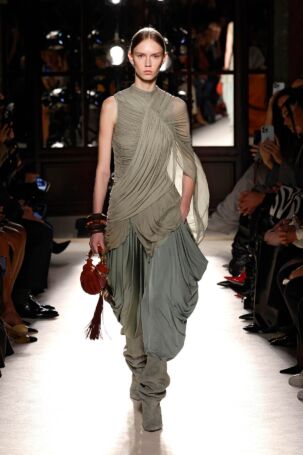 4/49 | Balmain Spring 2026 | Photo: NOWFASHION.com Balmain Spring 2026 | Photo: NOWFASHION.com