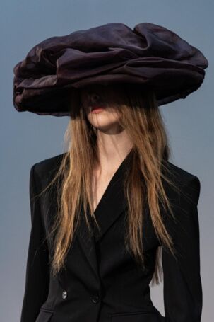 1/28 | Details at Magda Butrym Spring 2026 | Courtesy of Magda Butrym Details at Magda Butrym Spring 2026 | Courtesy of Magda Butrym