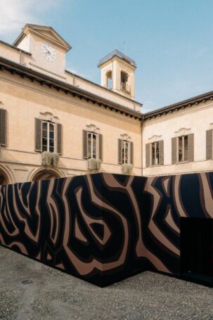 1/14 | Setting at Pucci Fall 2025 | Photo: Malaka | Courtesy of Pucci Setting at Pucci Fall 2025 | Photo: Malaka | Courtesy of Pucci