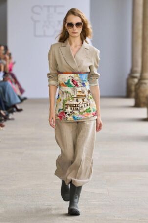 1/25 | Stella Jean Spring 2026 | Photo: GORUNWAY | Courtesy of Stella Jean Stella Jean Spring 2026 | Photo: GORUNWAY | Courtesy of Stella Jean