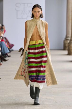 7/25 | Stella Jean Spring 2026 | Photo: GORUNWAY | Courtesy of Stella Jean Stella Jean Spring 2026 | Photo: GORUNWAY | Courtesy of Stella Jean