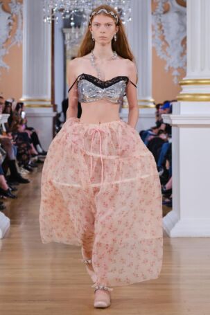 1/54 | Simone Rocha Spring 2026 | Photo: Ben Broomfield | Courtesy of Simone Rocha Simone Rocha Spring 2026 | Photo: Ben Broomfield | Courtesy of Simone Rocha