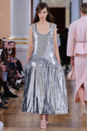 2/54 | Simone Rocha Spring 2026 | Photo: Ben Broomfield | Courtesy of Simone Rocha Simone Rocha Spring 2026 | Photo: Ben Broomfield | Courtesy of Simone Rocha