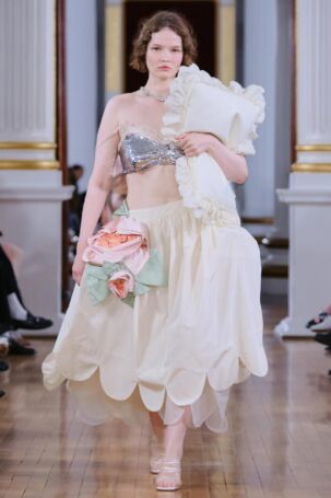 6/54 | Simone Rocha Spring 2026 | Photo: Ben Broomfield | Courtesy of Simone Rocha Simone Rocha Spring 2026 | Photo: Ben Broomfield | Courtesy of Simone Rocha