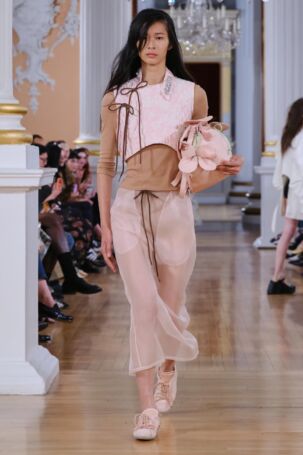 11/54 | Simone Rocha Spring 2026 | Photo: Ben Broomfield | Courtesy of Simone Rocha Simone Rocha Spring 2026 | Photo: Ben Broomfield | Courtesy of Simone Rocha