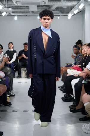 2/16 | MITSURU OKAZAKI Spring 2026 | Photo Credit: JFWO Japan Fashion Week Organization MITSURU OKAZAKI Spring 2026 | Photo Credit: JFWO Japan Fashion Week Organization