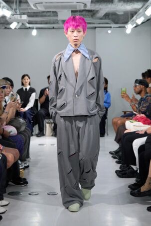 4/16 | MITSURU OKAZAKI Spring 2026 | Photo Credit: JFWO Japan Fashion Week Organization MITSURU OKAZAKI Spring 2026 | Photo Credit: JFWO Japan Fashion Week Organization