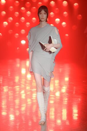 2/28 | mukcyen Spring 2026 | Photo Credit: JFWO Japan Fashion Week Organization mukcyen Spring 2026 | Photo Credit: JFWO Japan Fashion Week Organization