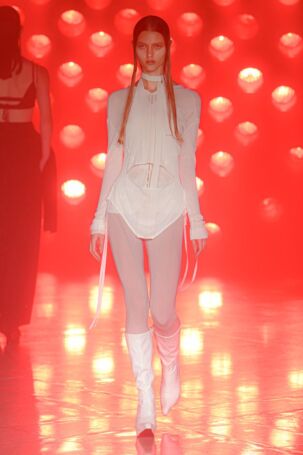 11/28 | mukcyen Spring 2026 | Photo Credit: JFWO Japan Fashion Week Organization mukcyen Spring 2026 | Photo Credit: JFWO Japan Fashion Week Organization