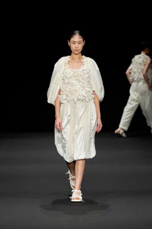 7/15 | TANG TSUNG CHIEN (Global Fashion Collective) Spring 2026 | Photo Credit: JFWO Japan Fashion Week Organization TANG TSUNG CHIEN (Global Fashion Collective) Spring 2026 | Photo Credit: JFWO Japan Fashion Week Organization