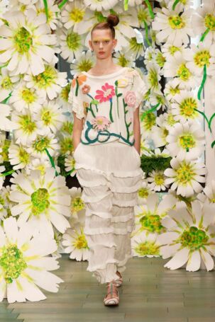 2/38 | TSUMORI CHISATO Spring 2026 | Photo Credit: JFWO Japan Fashion Week Organization TSUMORI CHISATO Spring 2026 | Photo Credit: JFWO Japan Fashion Week Organization