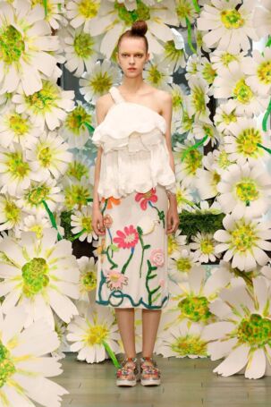 4/38 | TSUMORI CHISATO Spring 2026 | Photo Credit: JFWO Japan Fashion Week Organization TSUMORI CHISATO Spring 2026 | Photo Credit: JFWO Japan Fashion Week Organization