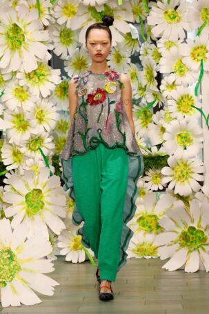 9/38 | TSUMORI CHISATO Spring 2026 | Photo Credit: JFWO Japan Fashion Week Organization TSUMORI CHISATO Spring 2026 | Photo Credit: JFWO Japan Fashion Week Organization