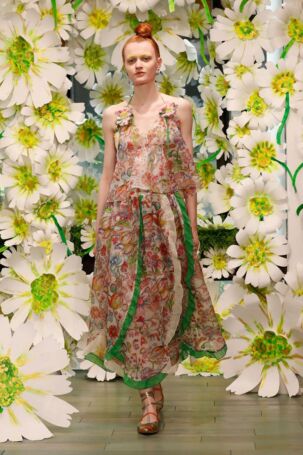10/38 | TSUMORI CHISATO Spring 2026 | Photo Credit: JFWO Japan Fashion Week Organization TSUMORI CHISATO Spring 2026 | Photo Credit: JFWO Japan Fashion Week Organization